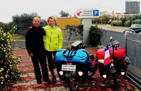 La storia di Nicole e Renaud, i due pensionati che girano il mondo in bicicletta